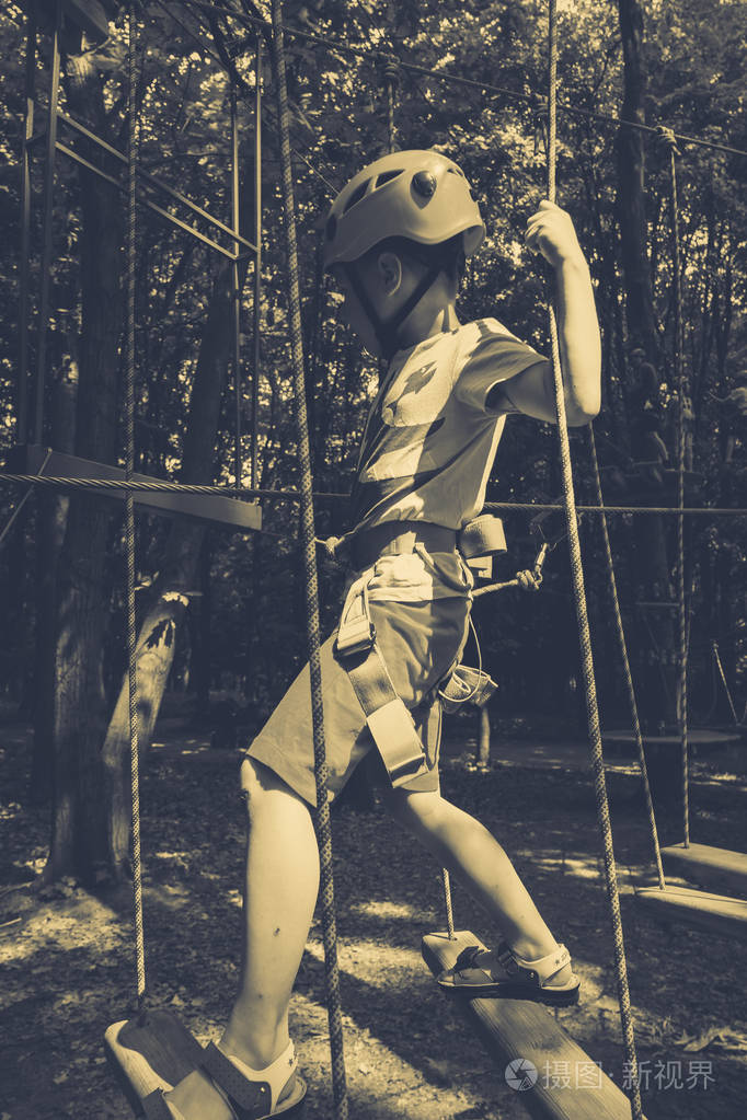 -大型户外绳索探险，攀爬尖峰突破极限