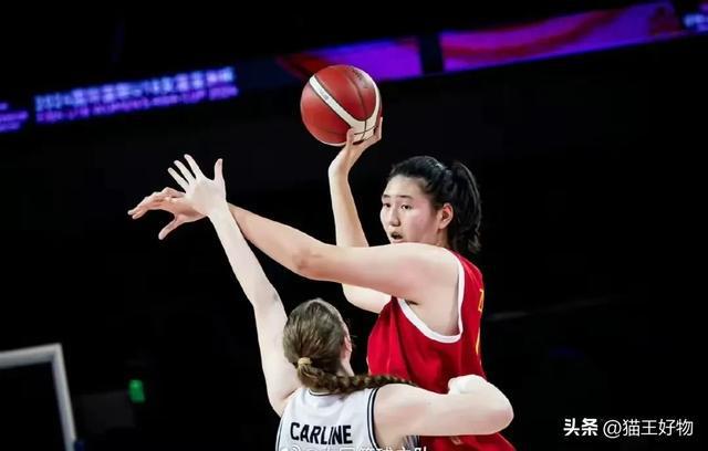 中国女篮在国际比赛中展现新战术体系