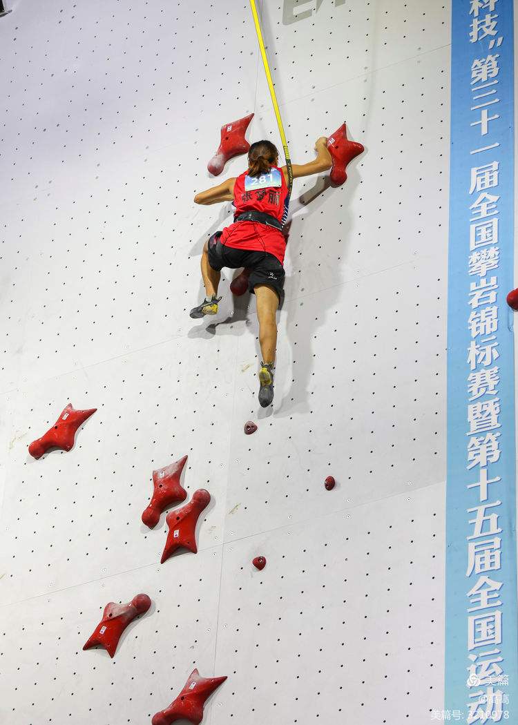 包含山地飞跃——高空绳索攀爬赛引人入胜的词条