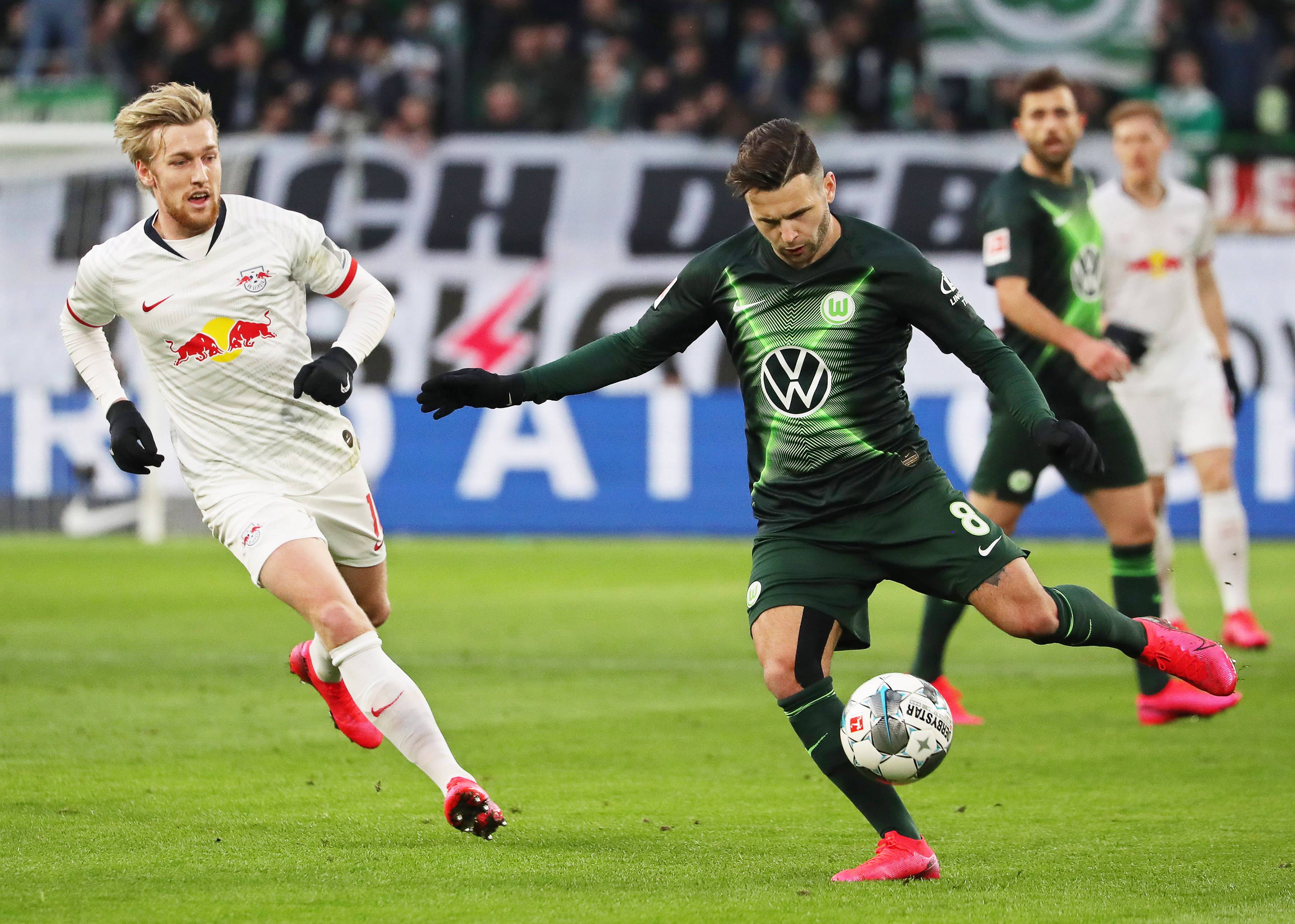 包含德甲激烈攻防，数据详解战术布局调整中场控制的核心作用的词条